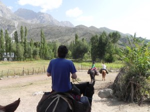 Nosso primeiro passeio a cavalo no Quirguistão.